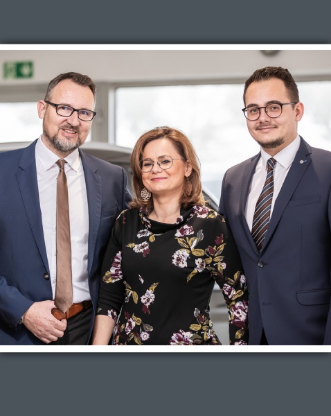 Foto von der Familie Blecker, bestehend aus Frank und Renate mit Sohn 
Benedikt.